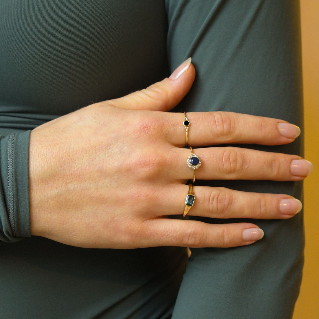 10 karaat ring goudkleurig met blauwe saffier en witte topaas steentjes