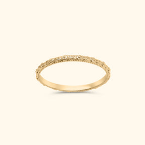 Goudkleurige stapelring van gold plated messing met verfijnd bloemendessin rondom de hele band.